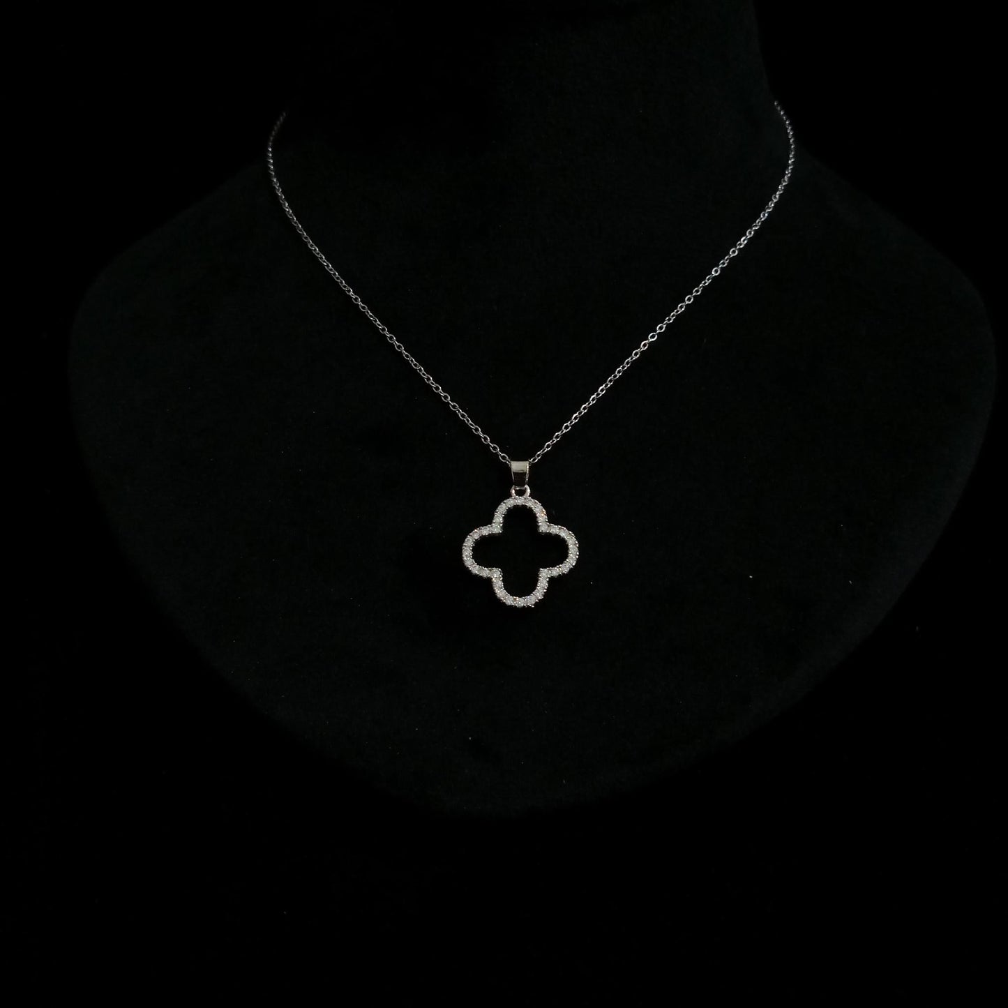 Four-Leaf Outline Silver Pendant Neckpiece view 4
