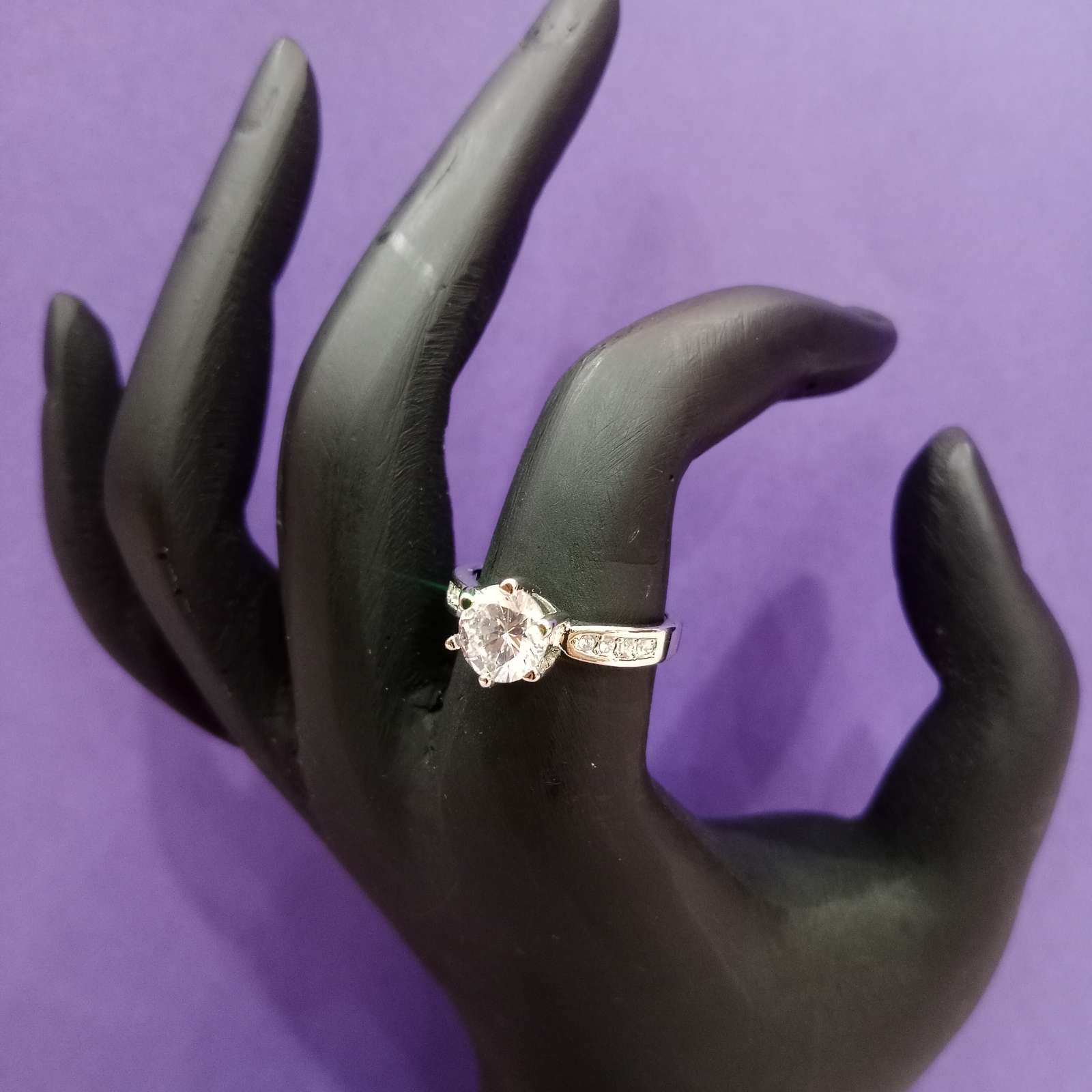 Blingso Classic Solitaire Crown Ring – Main View