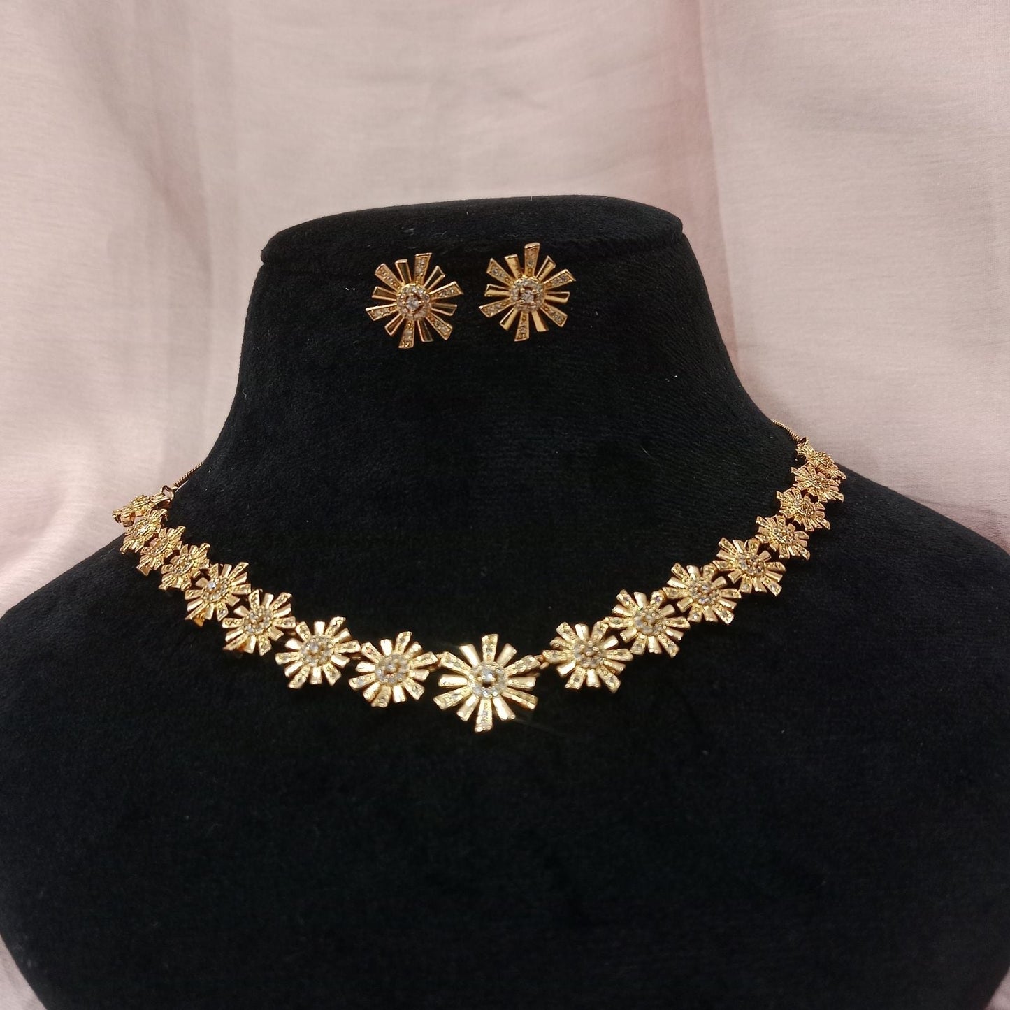 Blingso Daisy Floral Necklace & Earring Set – Main View