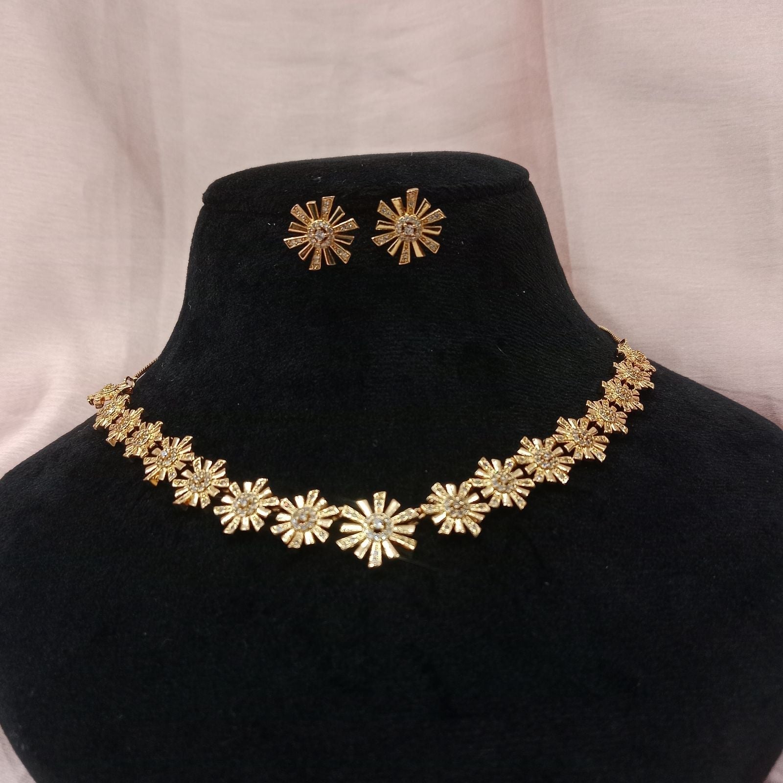 Blingso Daisy Floral Necklace & Earring Set – Main View