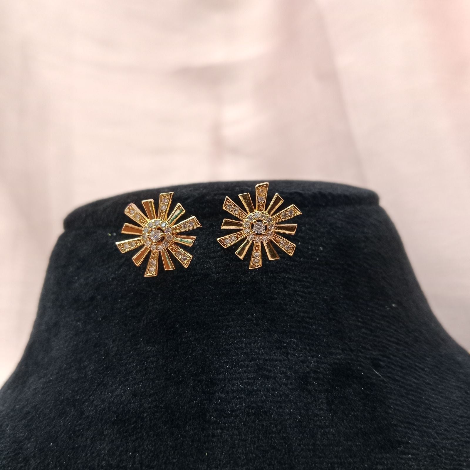 Blingso Daisy Floral Necklace & Earring Set – View 3
