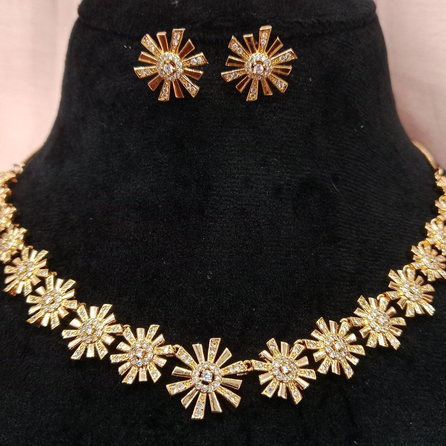 Blingso Daisy Floral Necklace & Earring Set – View 5