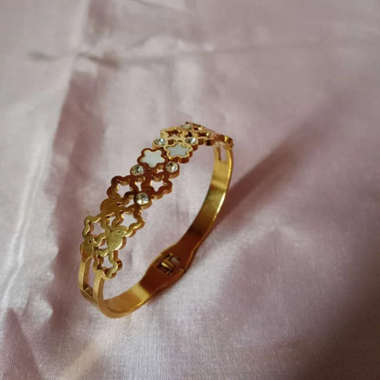 Floral Glow Bracelet – anti-tarnish, skin-friendly bracelet