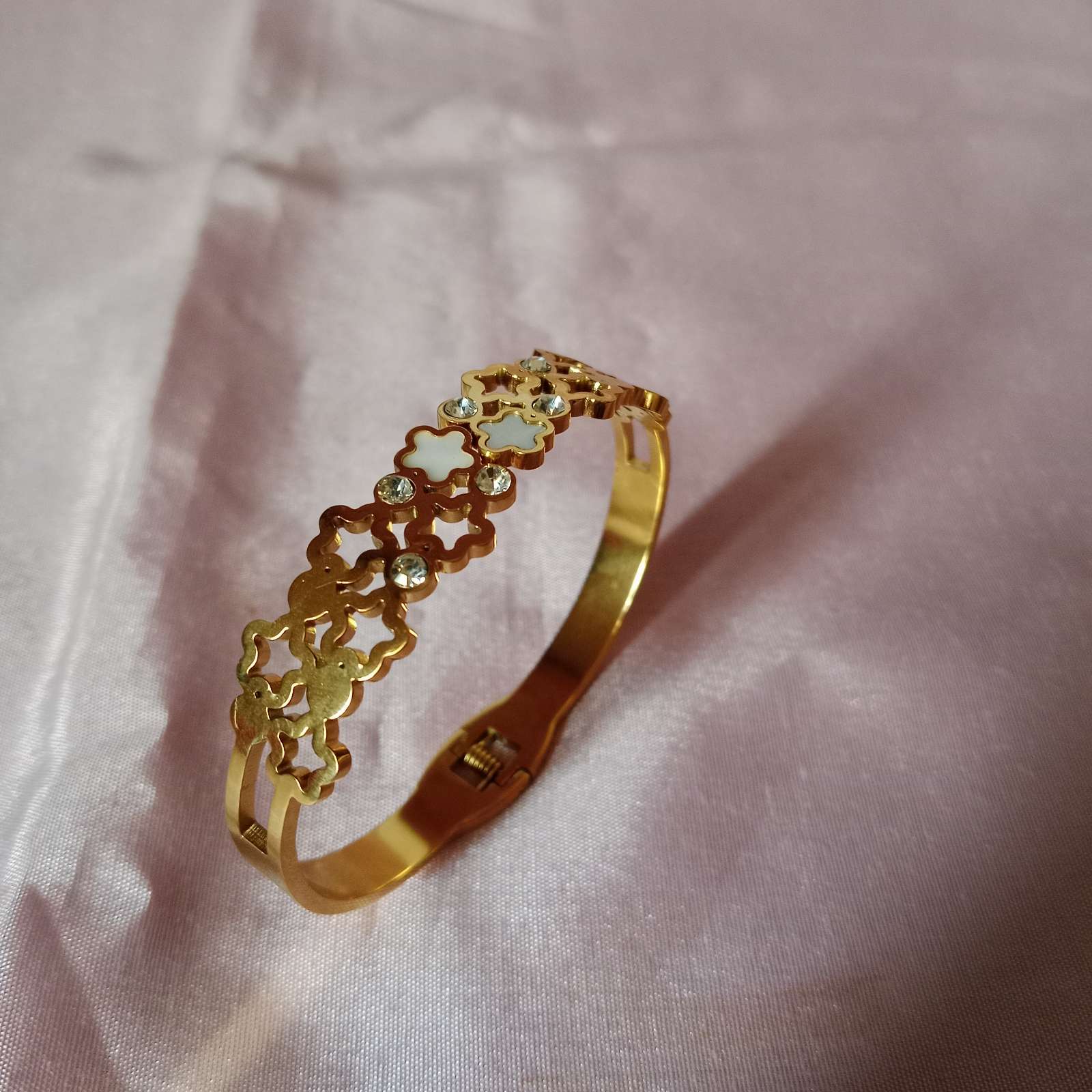 Floral Glow Bracelet – anti-tarnish, skin-friendly bracelet