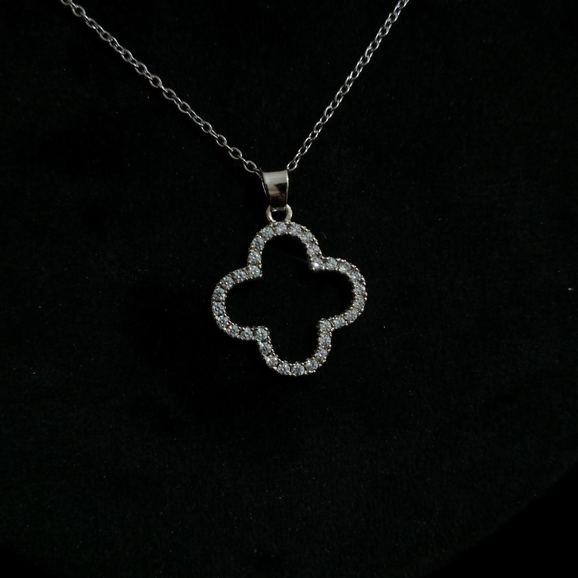 Four-Leaf Outline Silver Pendant Neckpiece view 2