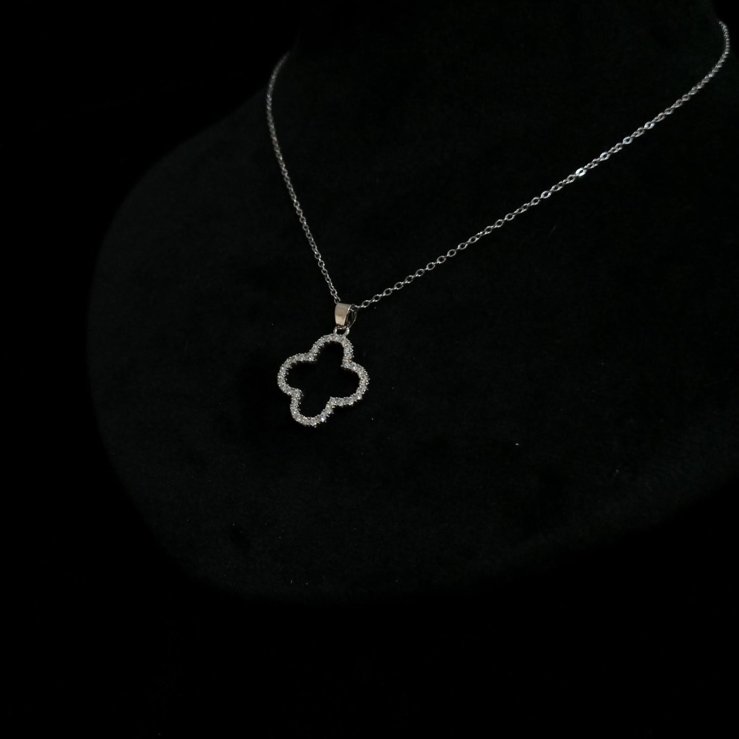 Four-Leaf Outline Silver Pendant Neckpiece view 3