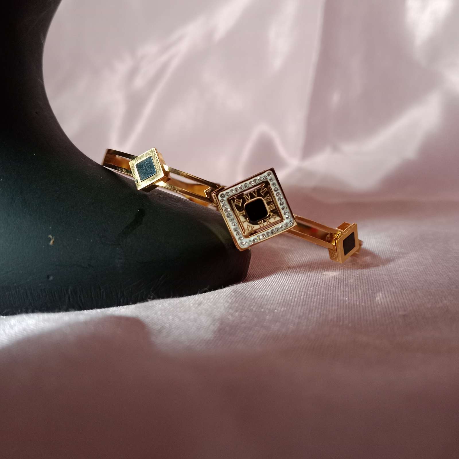 Geometric Black Enamel Bracelet – anti-tarnish, skin-friendly bracelet