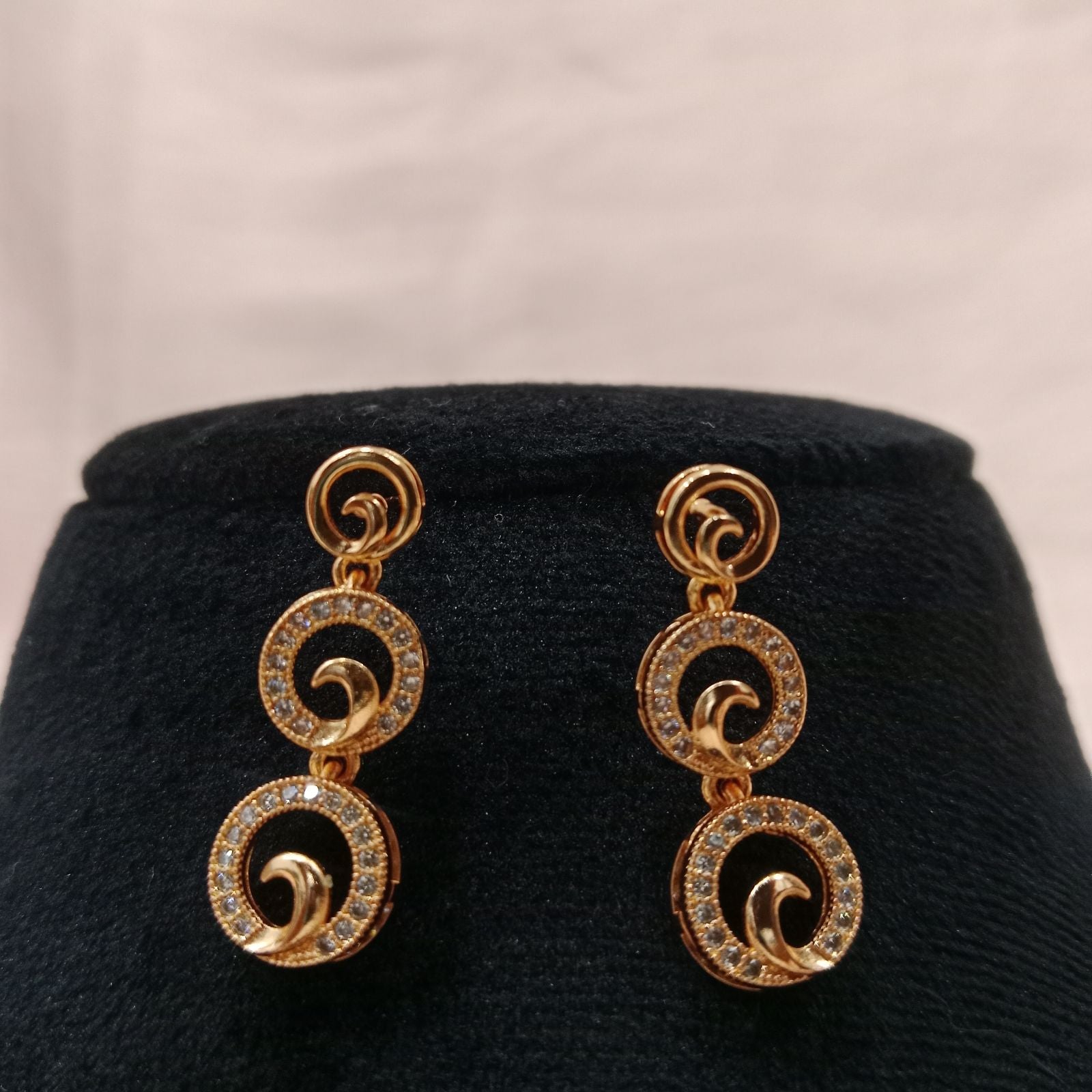 Blingso Golden Swirl Necklace & Earring Set – View 3