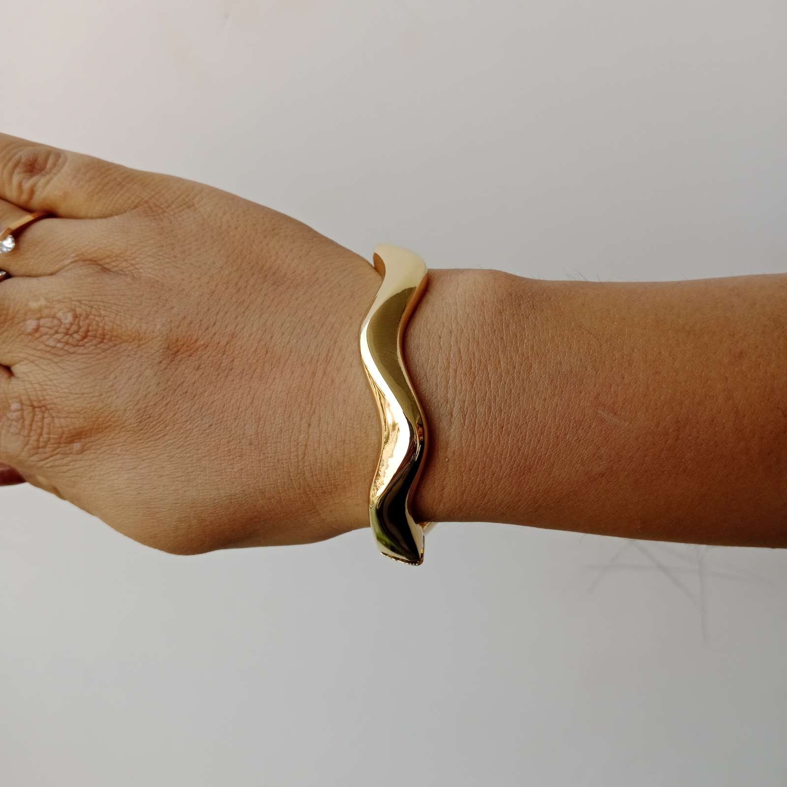 Golden Wave Bracelet – front view in golden finish