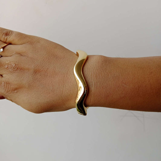 Golden Wave Bracelet – front view in golden finish