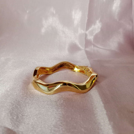 Golden Wave Bracelet – elegant wave design closeup