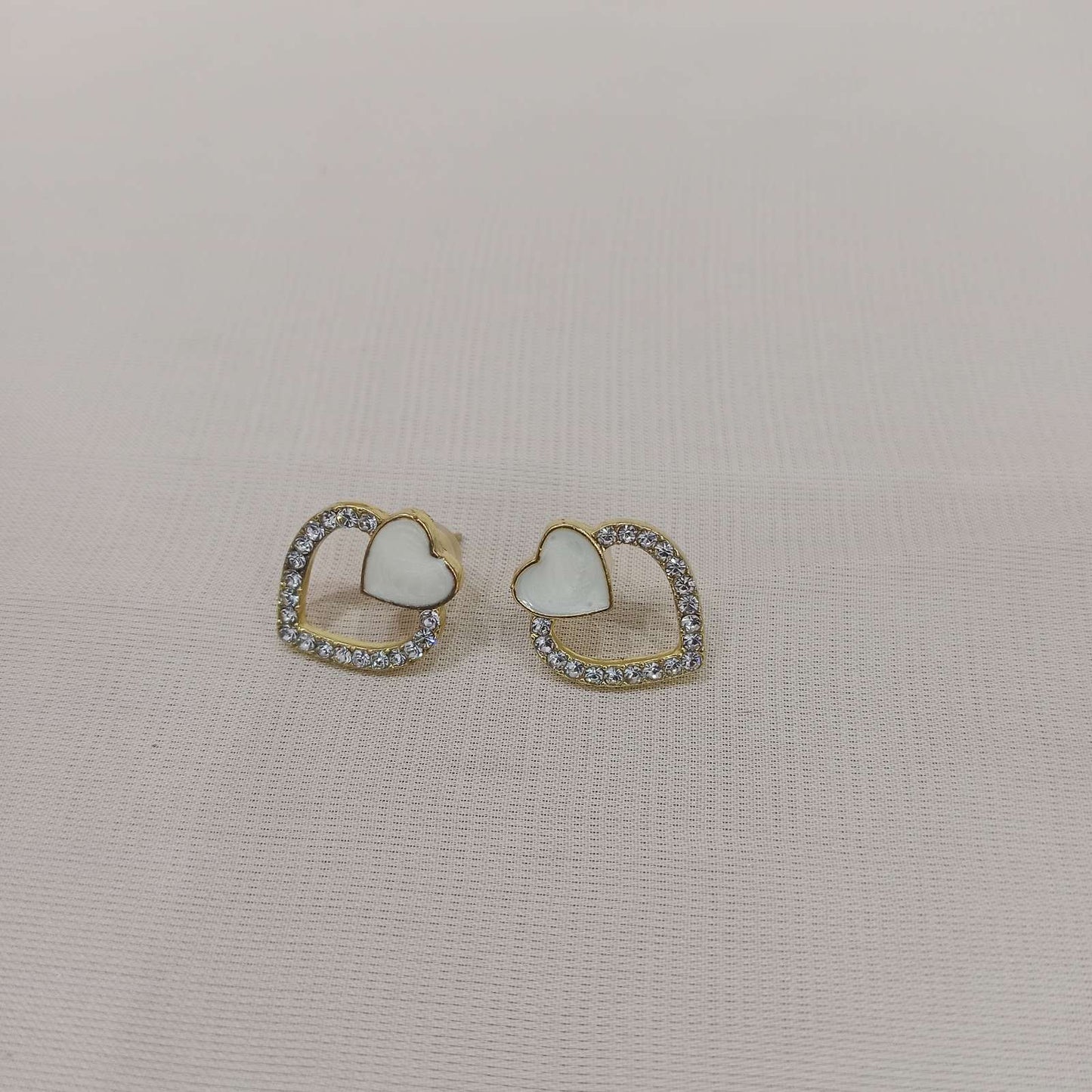 Heart-shaped stud earrings with white enamel and gold finish – Blingso