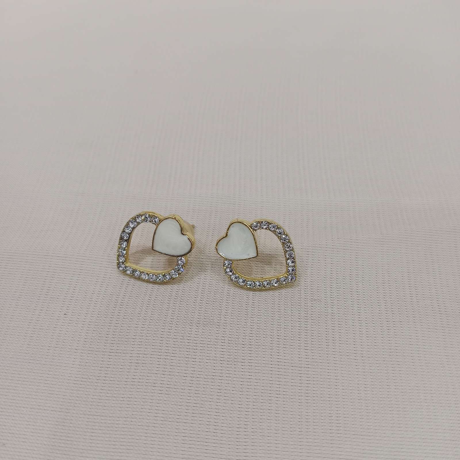 Heart-shaped stud earrings with white enamel and gold finish – Blingso
