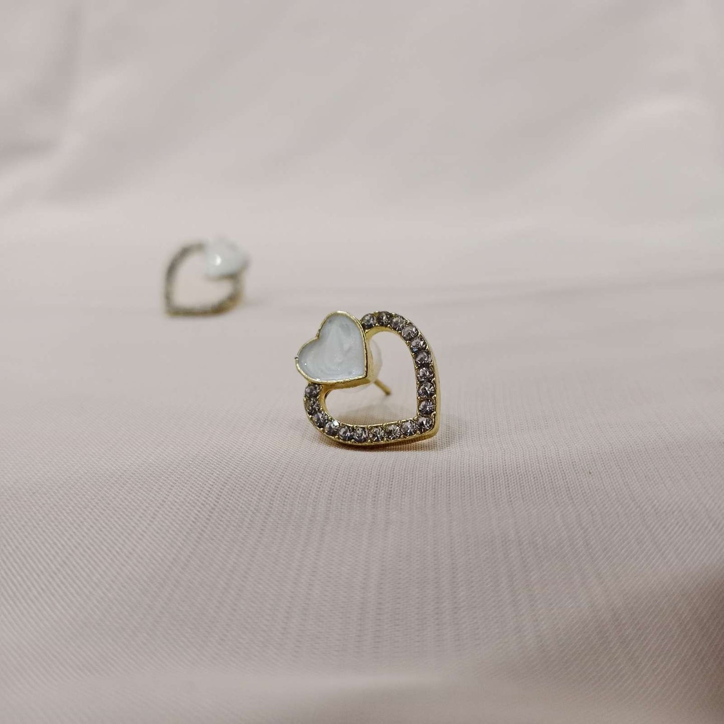 Minimal white heart stud earrings close-up – Blingso