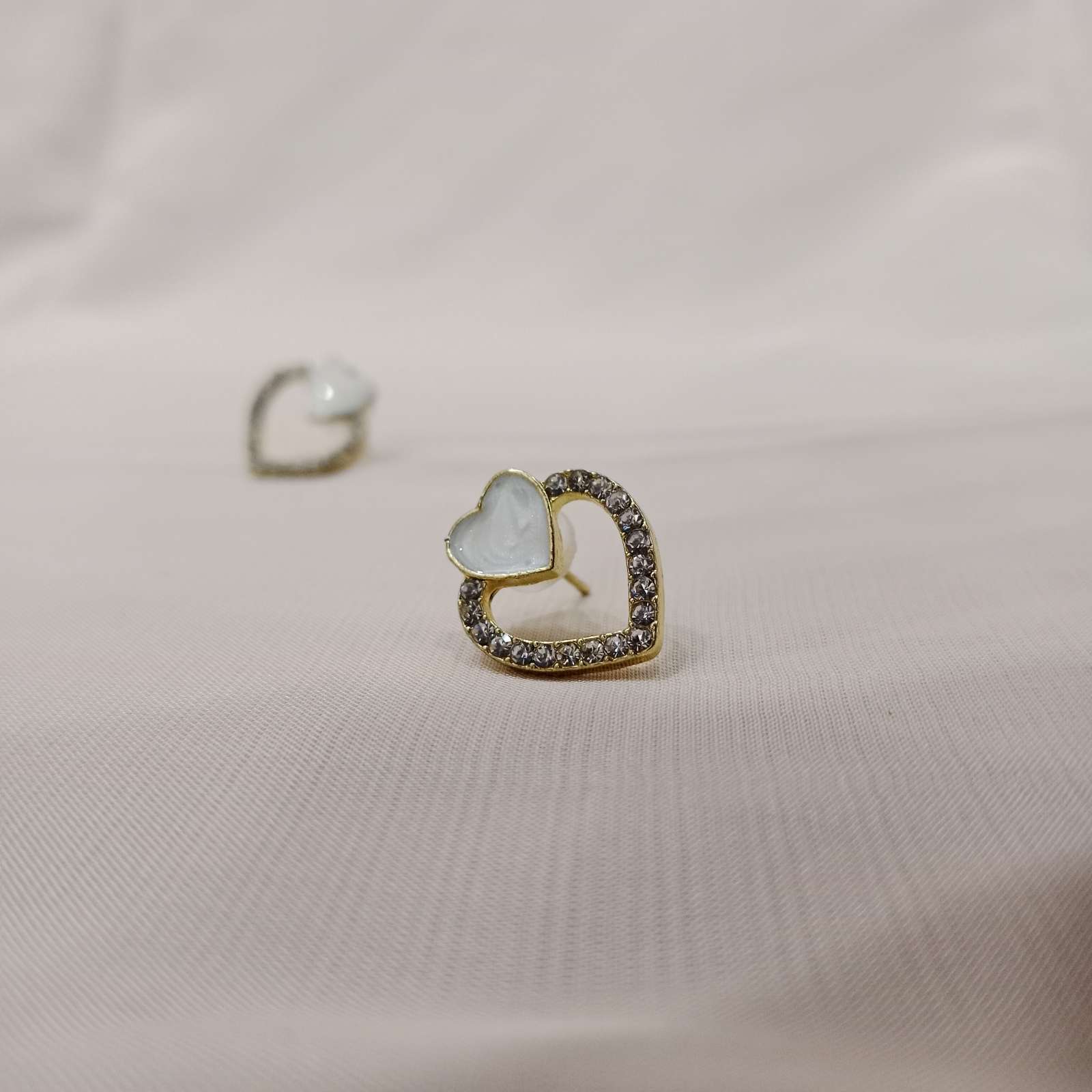 Minimal white heart stud earrings close-up – Blingso