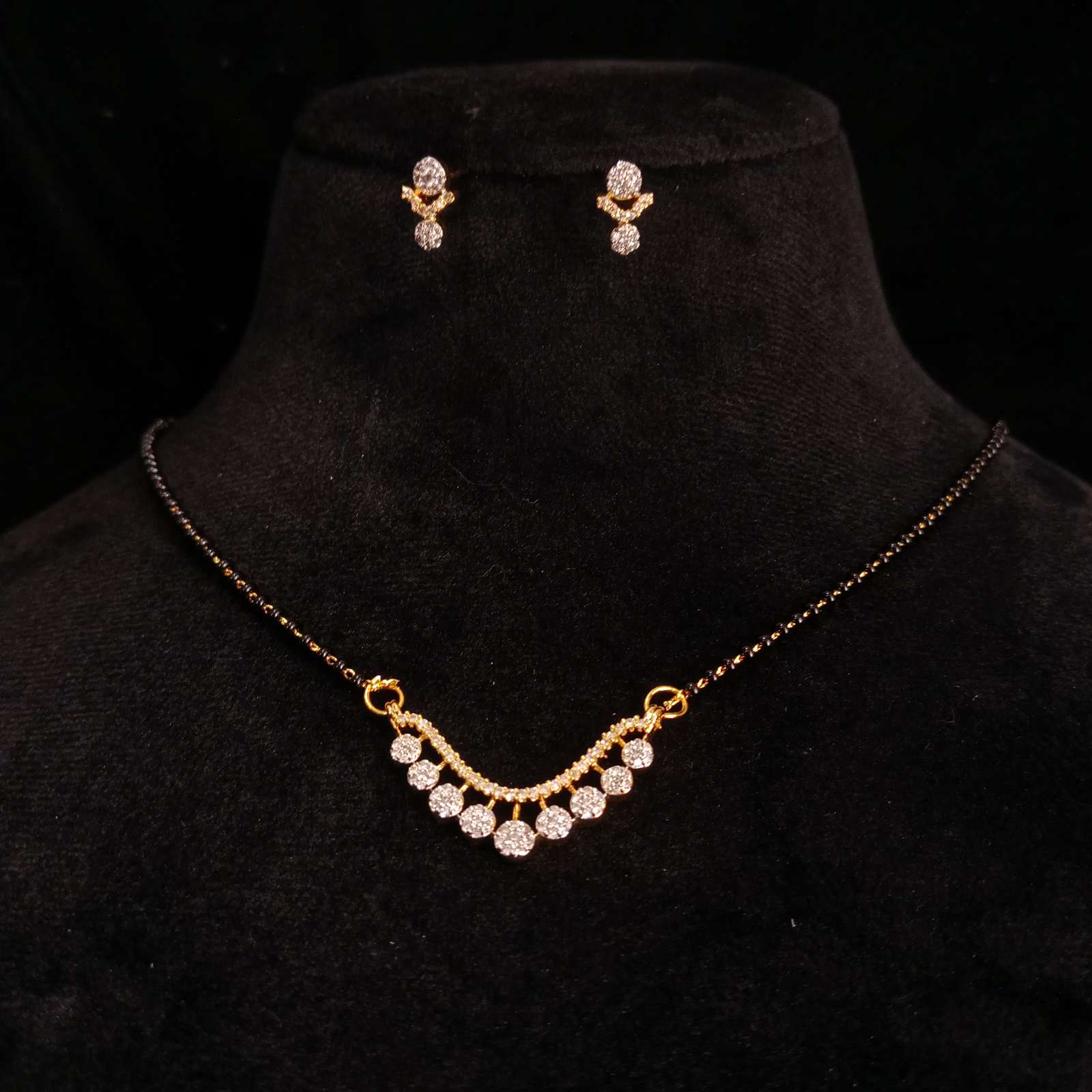 Radiant Drops AD Mangalsutra Set – closeup of dangling pendant in golden