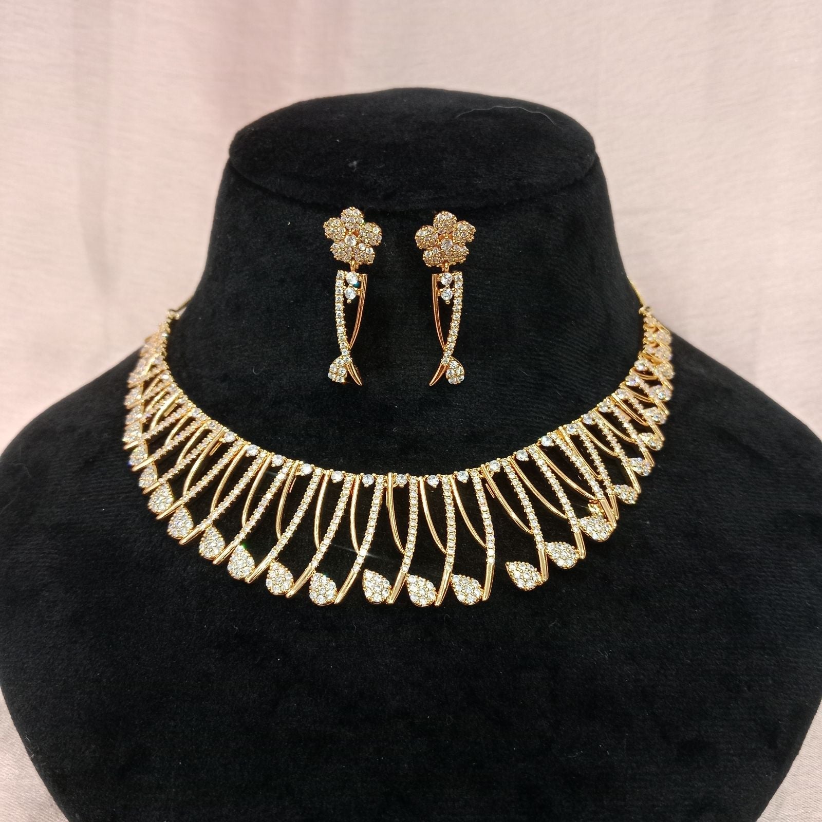 Blingso Teardrop Floral Necklace & Earring Set – Main View