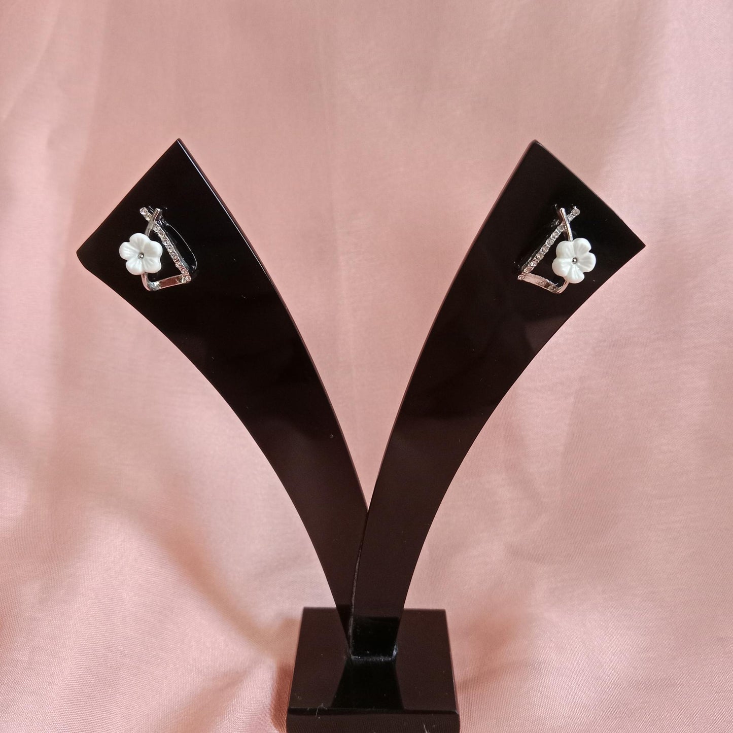 White Flower Curve Stud Earrings