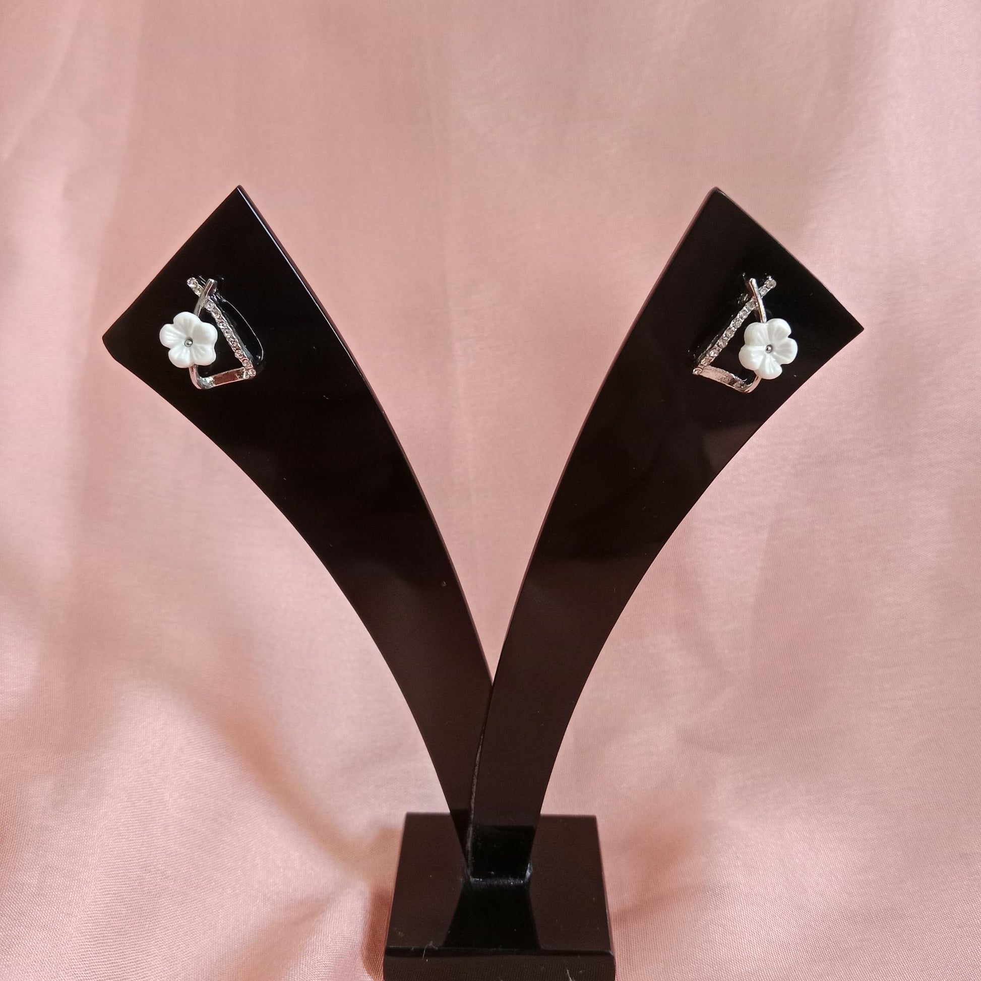 White Flower Curve Stud Earrings