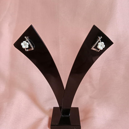 White Flower Curve Stud Earrings