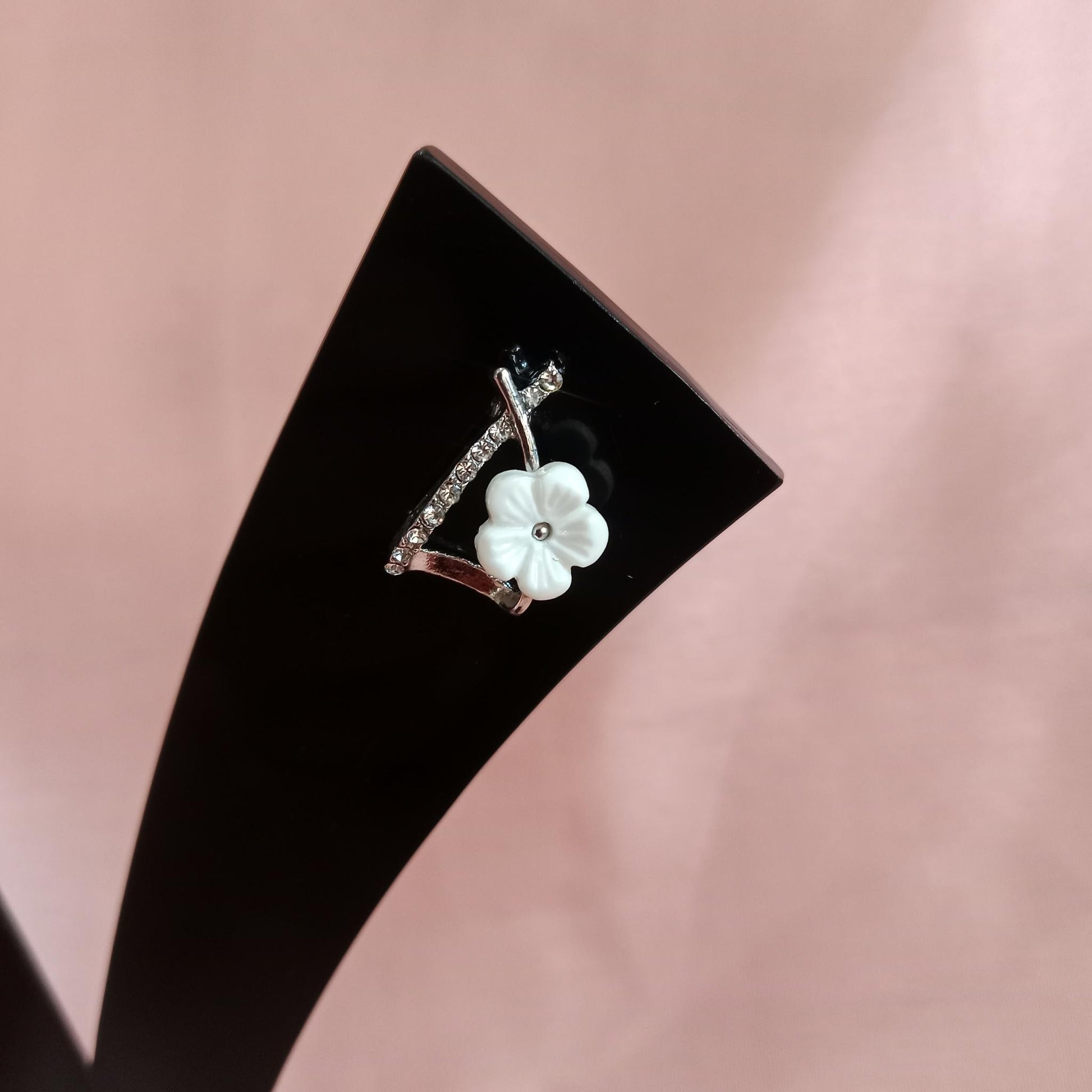 White Flower Curve Stud Earrings