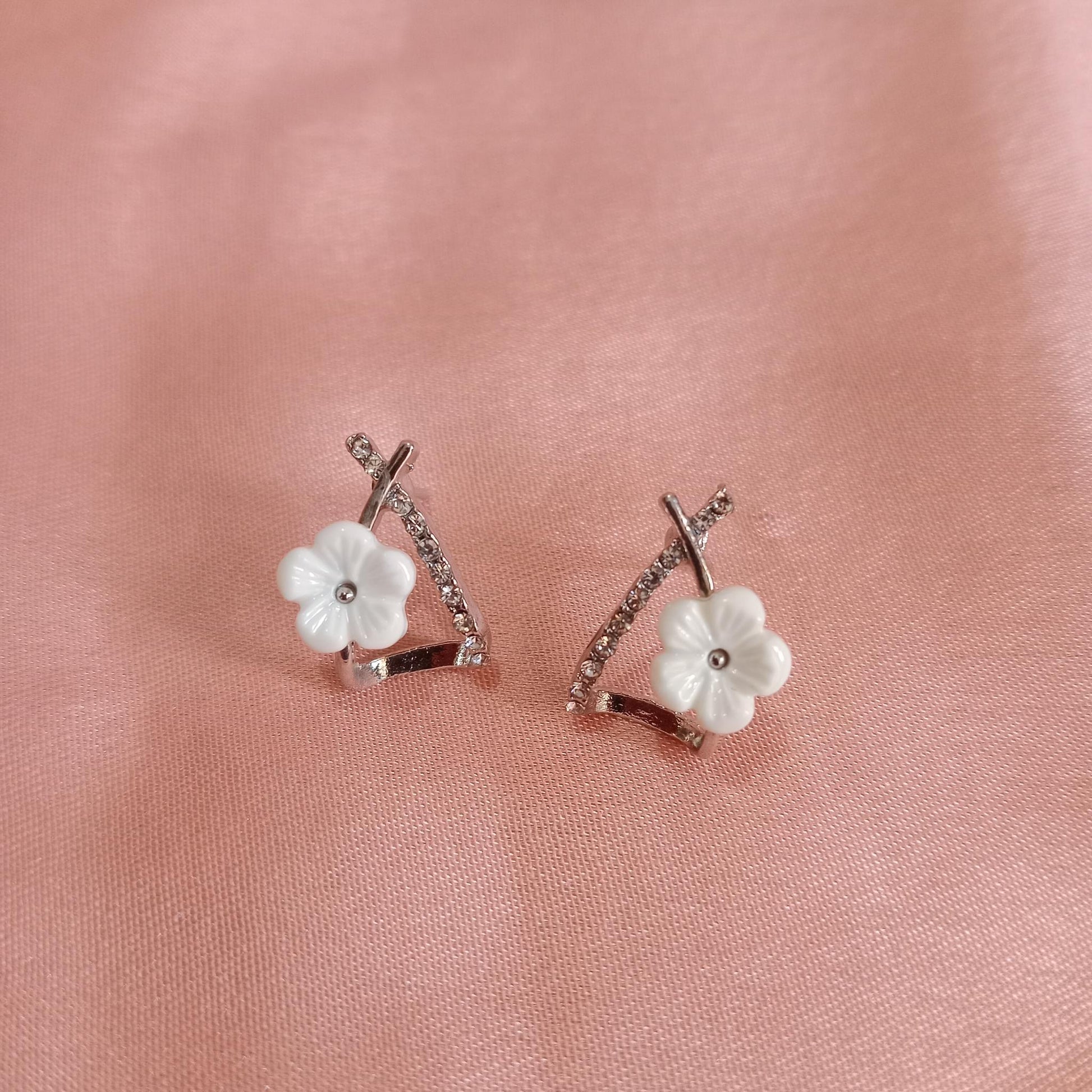 White Flower Curve Stud Earrings