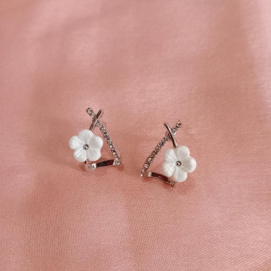 White Flower Curve Stud Earrings