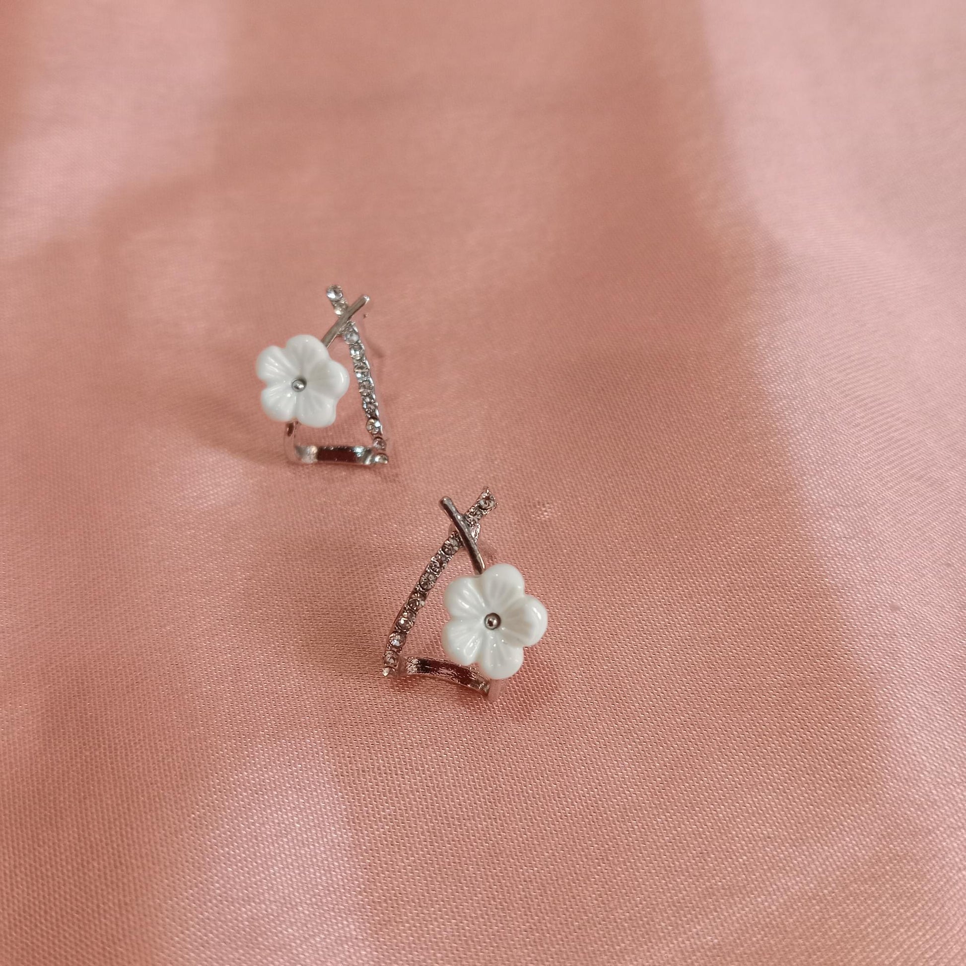 White Flower Curve Stud Earrings