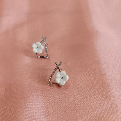 White Flower Curve Stud Earrings