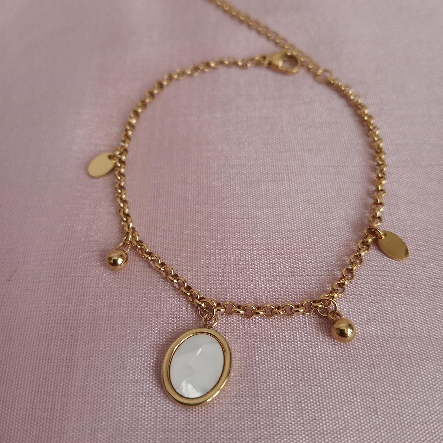 White Oval Charm Golden Chain Bracelet – detail shot