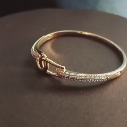 Elegant AD Bracelet with Gold-Plated Safety Link Knot Design
